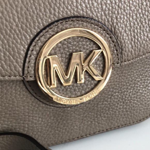Michael Kors Crossbady Bag - Picture 2 of 9